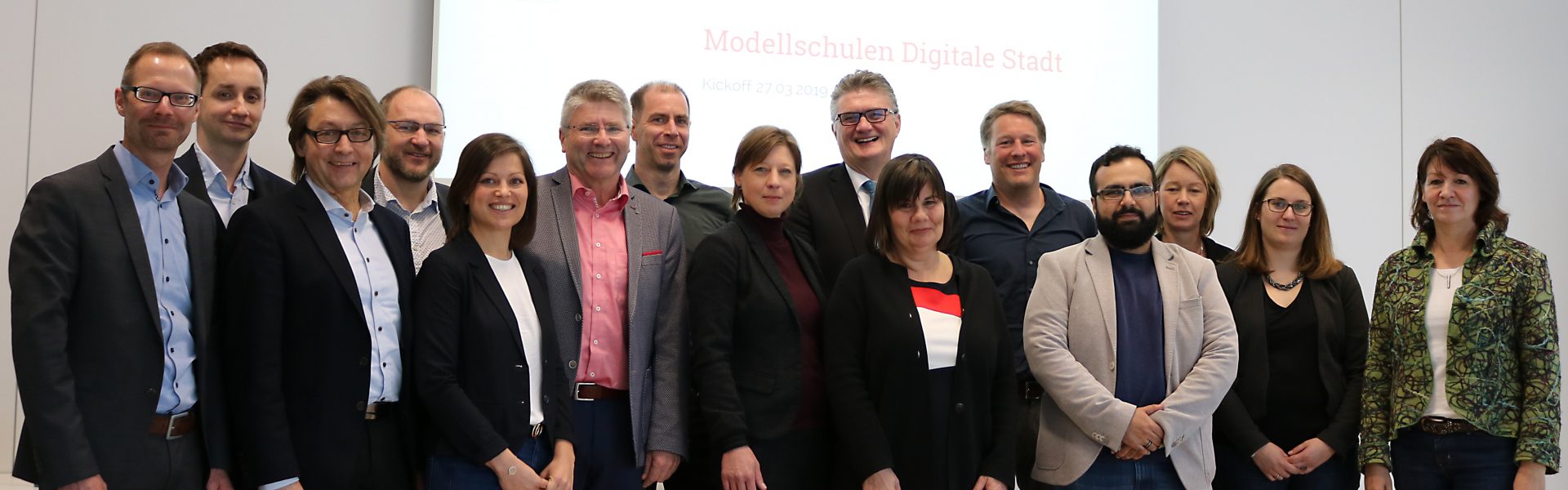 Header Bild Digitalstadt Darmstadt begleitet drei Darmstädter Schulen auf dem Weg zu Medienkompetenz vermittelnden Lehreinrichtungen