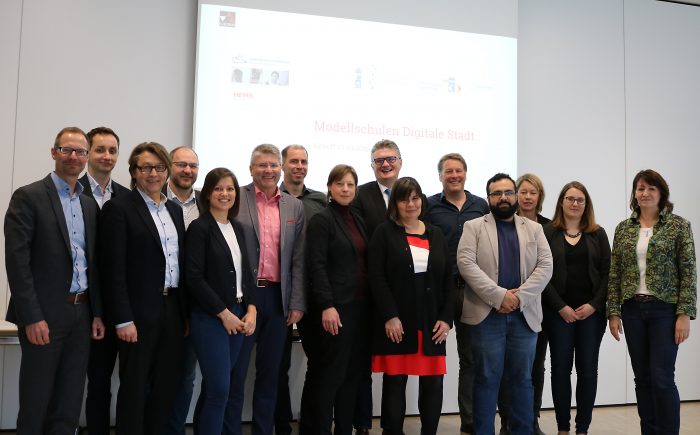 Digitalstadt Darmstadt begleitet drei Darmstädter Schulen auf dem Weg zu Medienkompetenz vermittelnden Lehreinrichtungen