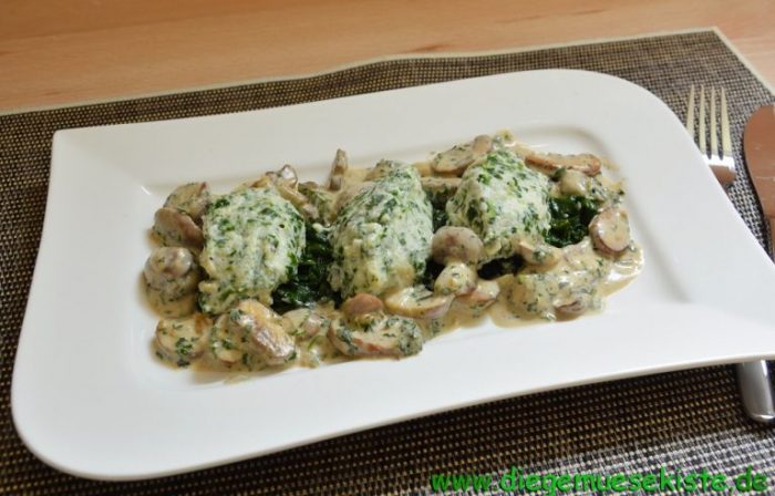 Tipp von der Gemüsekiste: Spinat-Ricotta-Knödel mit Champignonsauce