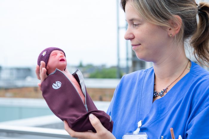 Mit der Simulationspuppe PAUL können Notfälle bei Früh- und Neugeborenen lebensecht geübt werden