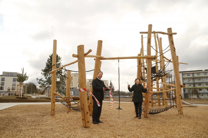 Wissenschaftsstadt Darmstadt und bauverein AG eröffnen Spielanlage im Quartierspark der Lincoln-Siedlung