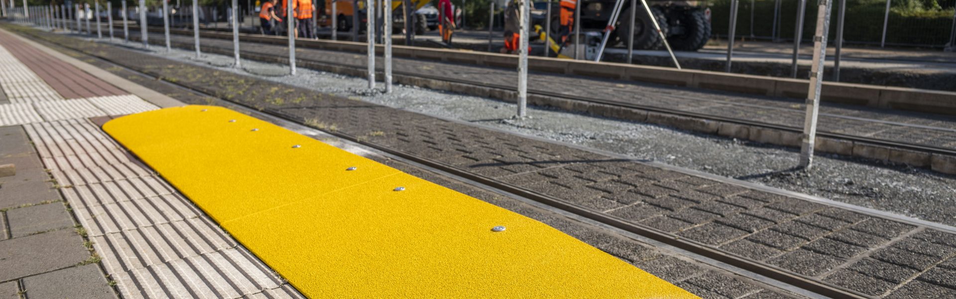 Header Bild Langzeittest wird ausgeweitet: HEAG mobilo installiert Bahnsteigerhöhungen an der Haltestelle „Berliner Allee“
