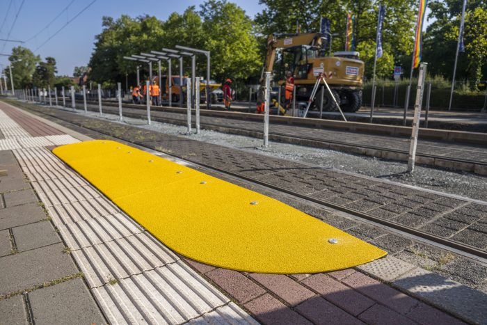 Langzeittest wird ausgeweitet: HEAG mobilo installiert Bahnsteigerhöhungen an der Haltestelle „Berliner Allee“