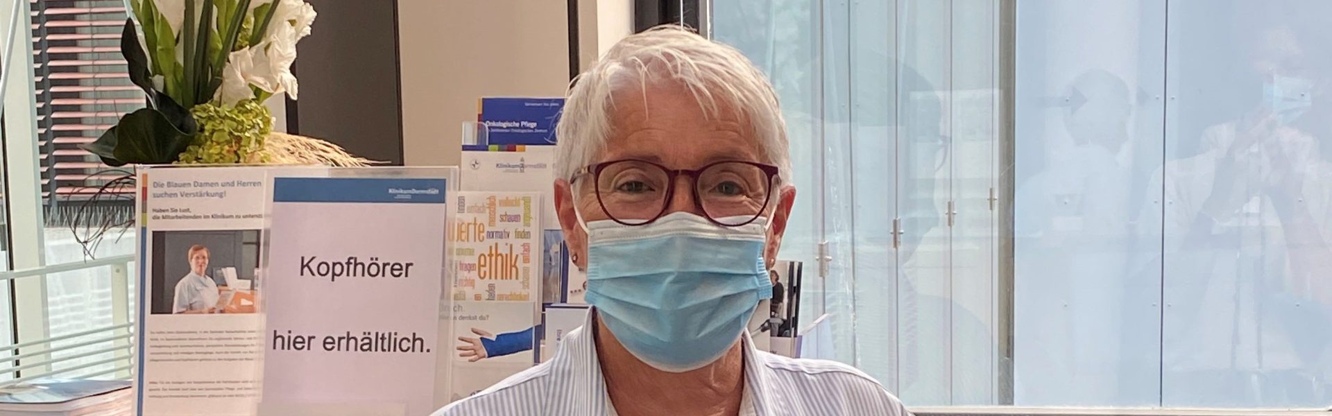 Header Bild Blaue Damen und Herren im Klinikum Darmstadt gesucht