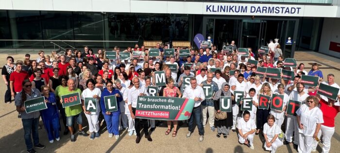 Mitarbeitende des Klinikums Darmstadt fordern am bundesweiten Aktionstag eine faire Finanzierung und die Transformation