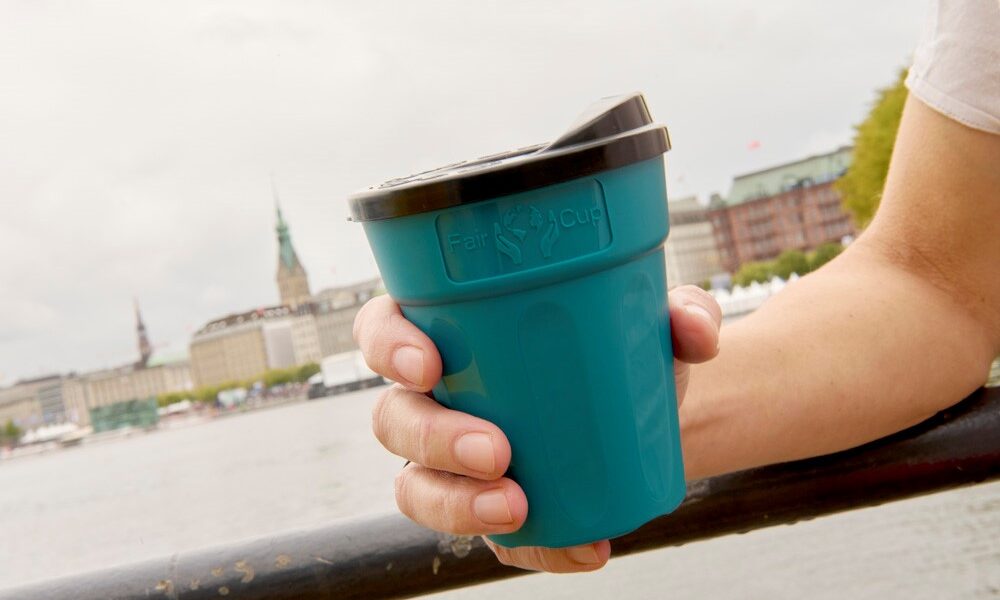 Header Bild Tag der Deutschen Einheit: Gäste feiern in Hamburg mit HEAG FairCup-Produkten