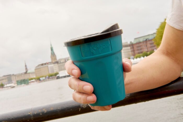 Tag der Deutschen Einheit: Gäste feiern in Hamburg mit HEAG FairCup-Produkten