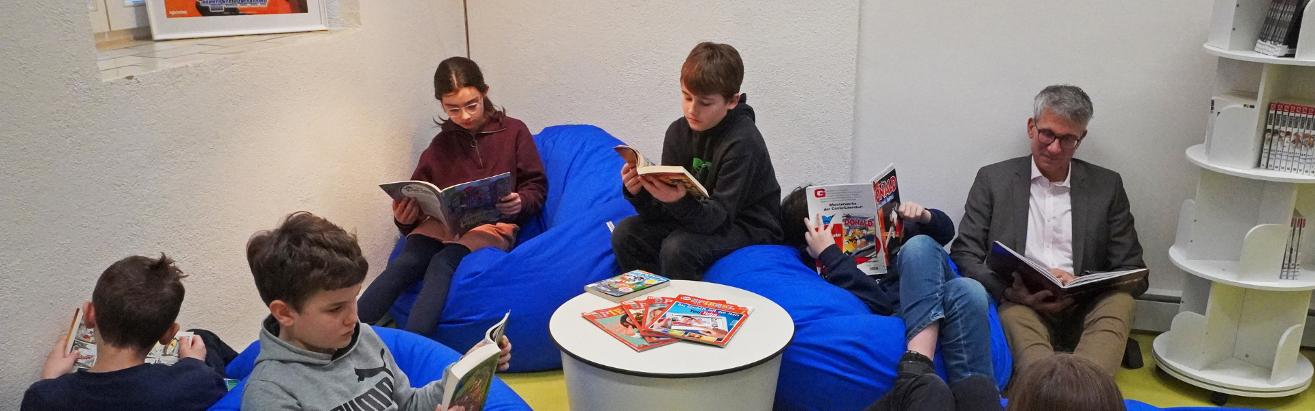 Header Bild Volle Bücherregale in der Schulbibliothek der Justus-Liebig-Schule