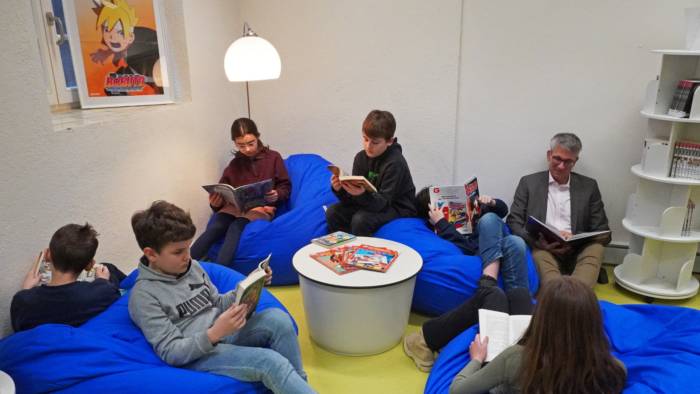 Volle Bücherregale in der Schulbibliothek der Justus-Liebig-Schule