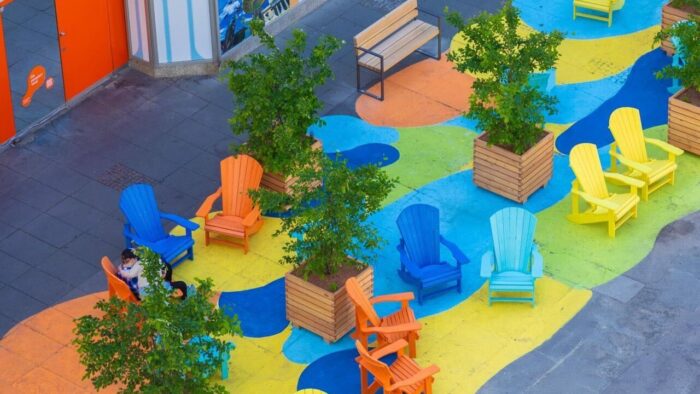 Darmstädter Sommergarten – bunte Sitzmöbel, Bäume und Tische