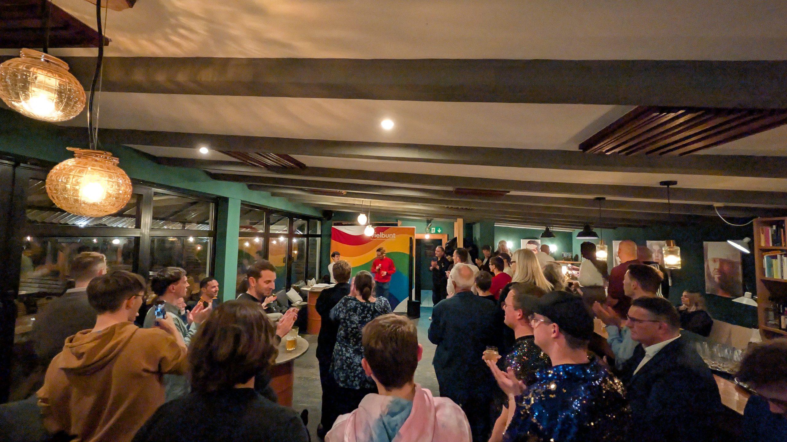 15 Jahre vielbunt: Darmstadt feiert Jubiläum und dankt den Helfenden des CSD