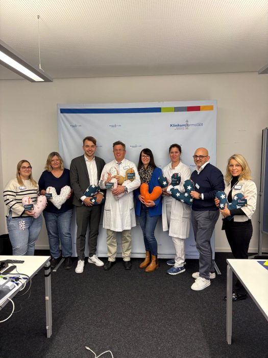 ENTEGA-Belegschaft näht erneut Herzkissen für Brustkrebspatientinnen