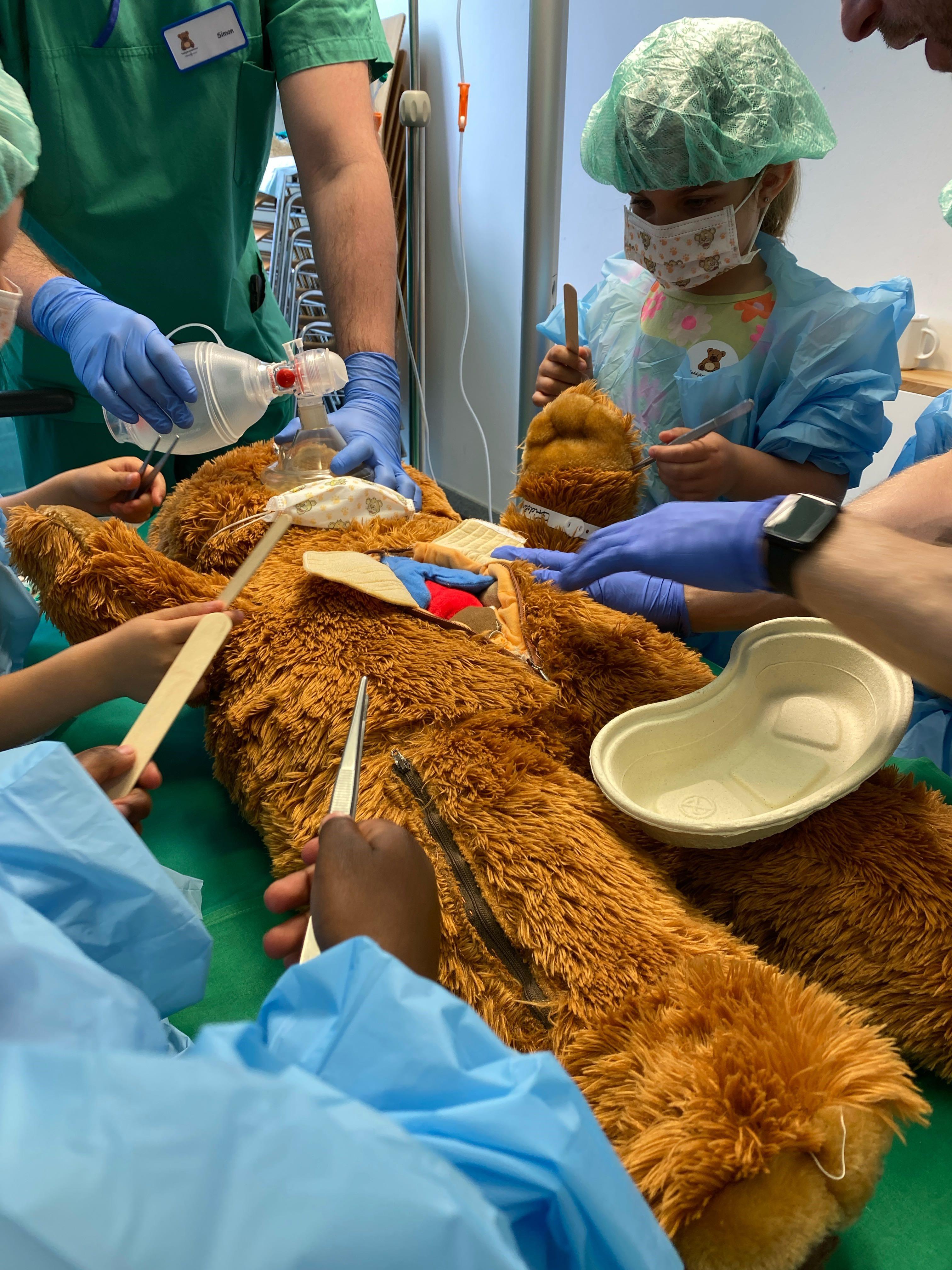 Header Bild Teddykrankenhaus im Klinikum Darmstadt begeistert mehr als 500 Kinder