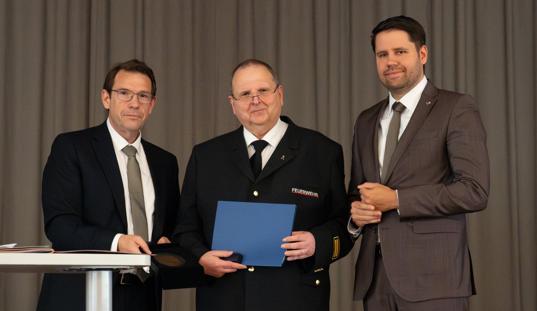 Header Bild Bronzene Verdienstplakette für Dr. Michael Horn