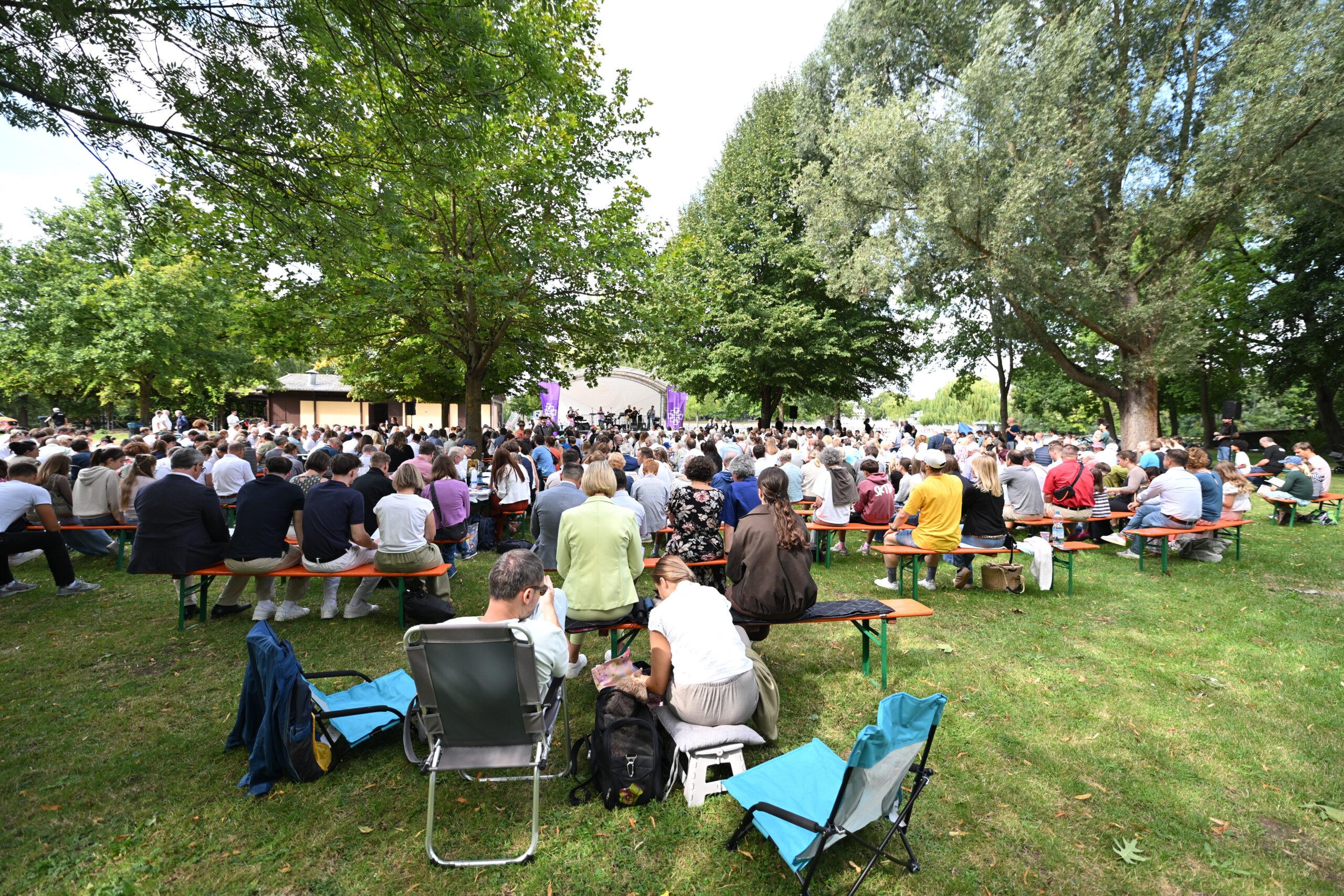 Header Bild 50 Menschen beim Tauffest am Woog getauft