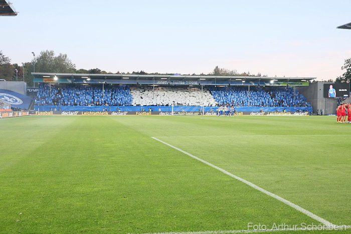 Lilien-Spieler geben Autogramme am Ludwigsplatz