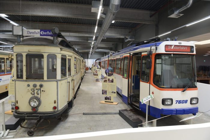 Historische Straßenbahnen öffnen ihre Türen